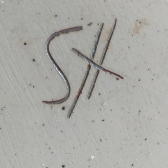 Stoneware pottery artist signed SH serving bowl - Picture 11 of 12